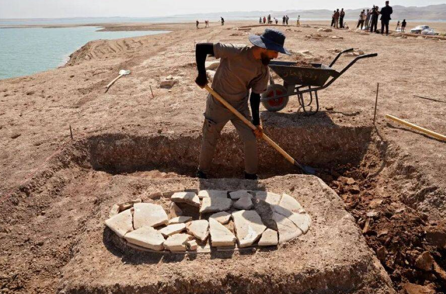 Hàng chục ngôi mộ này có niên đại từ thời kỳ Hy Lạp hóa và khoảng 2.300 năm tuổi, khi Iraq nằm dưới sự cai trị của Đế chế Seleucid. Ảnh: @Agence France-Presse.