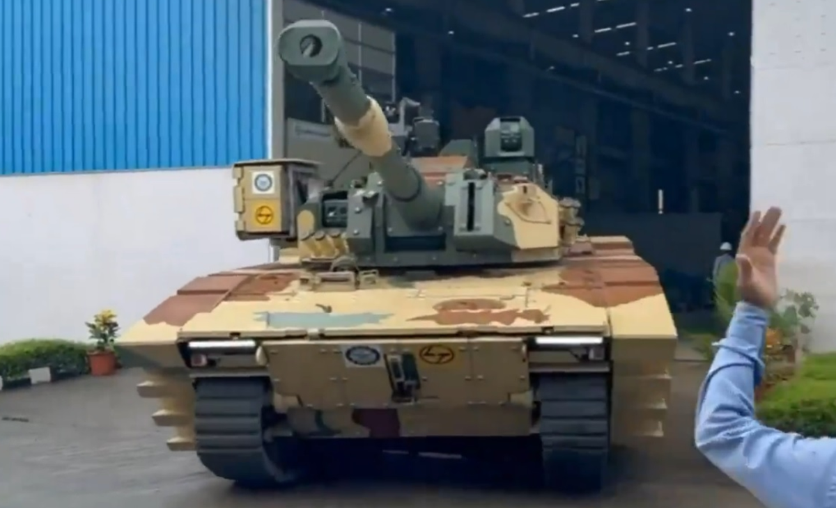 Hệ thống kiểm soát hỏa lực dựa trên các hệ thống của Pháp, bao gồm hệ thống ngắm quang điện tử ổn định mô-đun PASEO dành cho cả chỉ huy và pháo thủ, có khả năng săn bắn và ngắm bắn độc lập, có thể xoay 360 độ. Ảnh: @ Drishti IAS.