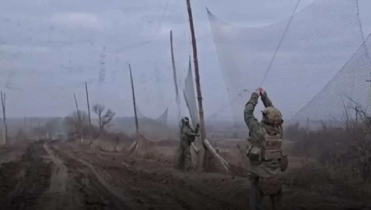 Vào tháng 2/2025, Nga cũng lắp đặt lưới chống máy bay không người lái phủ hơn hai km để bảo vệ dọc theo tuyến đường tiếp tế từ Bakhmut đến Chasiv Yar ở Donetsk. Ảnh: @UNITED24 Media.