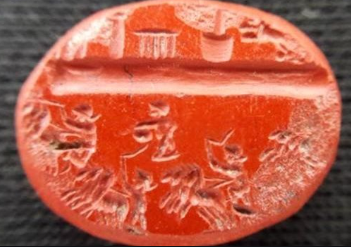 Về cơ bản, viên đá nhẫn này chỉ dài có 1 cm, trên bề mặt viên đá khắc mô tả một cuộc đua giữa bốn cỗ xe ngựa trong trường đua. Ảnh: @ Đại học Akdeniz.