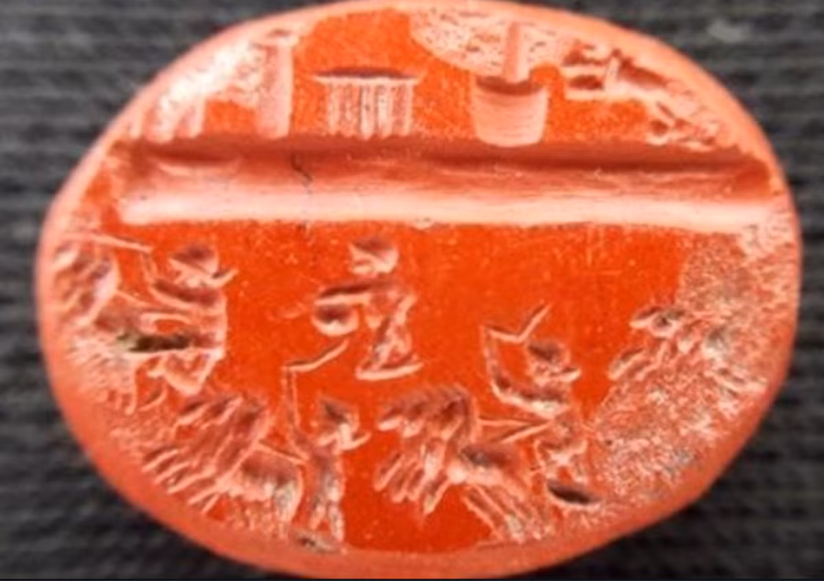 Về cơ bản, viên đá nhẫn này chỉ dài có 1 cm, trên bề mặt viên đá khắc mô tả một cuộc đua giữa bốn cỗ xe ngựa trong trường đua. Ảnh: @ Đại học Akdeniz.