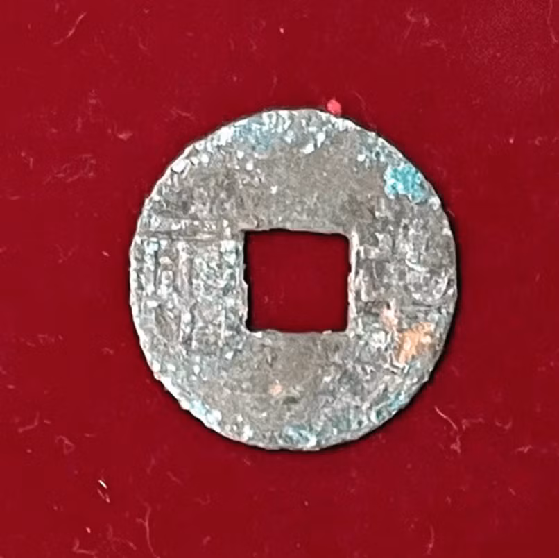 Đồng tiền Ban Liang có niên đại từ năm 175 Trước Công nguyên, được coi là đồng tiền thống nhất đầu tiên của Trung Quốc. Loại đồng tiền này được khắc họa với một lỗ đặc biệt ở giữa, và việc tìm thấy loại đồng tiền này phản ánh mối liên hệ thương mại, lịch sử sâu sắc giữa hai khu vực Trung Quốc và Nhật Bản cổ đại. Ảnh: @Thành phố Maebashi.