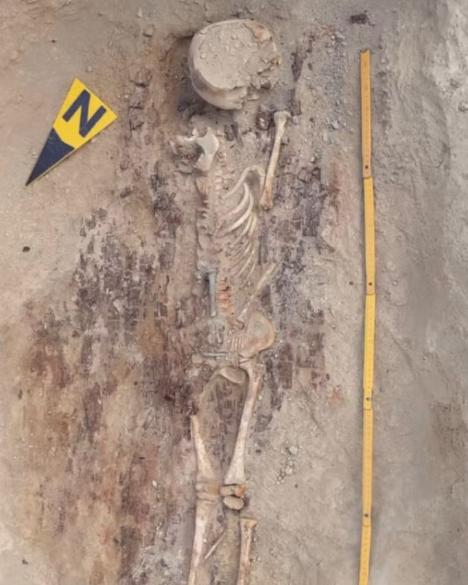 Điều này được làm sáng tỏ bằng việc nhìn thấy một lượng nhỏ xương, một mảnh đèn đất sét và một phần gỗ cháy từ cấu trúc được ghép bằng đinh, cùng các phụ kiện trang trí bằng đồng. Ảnh: @V. Voine/Science in Poland.