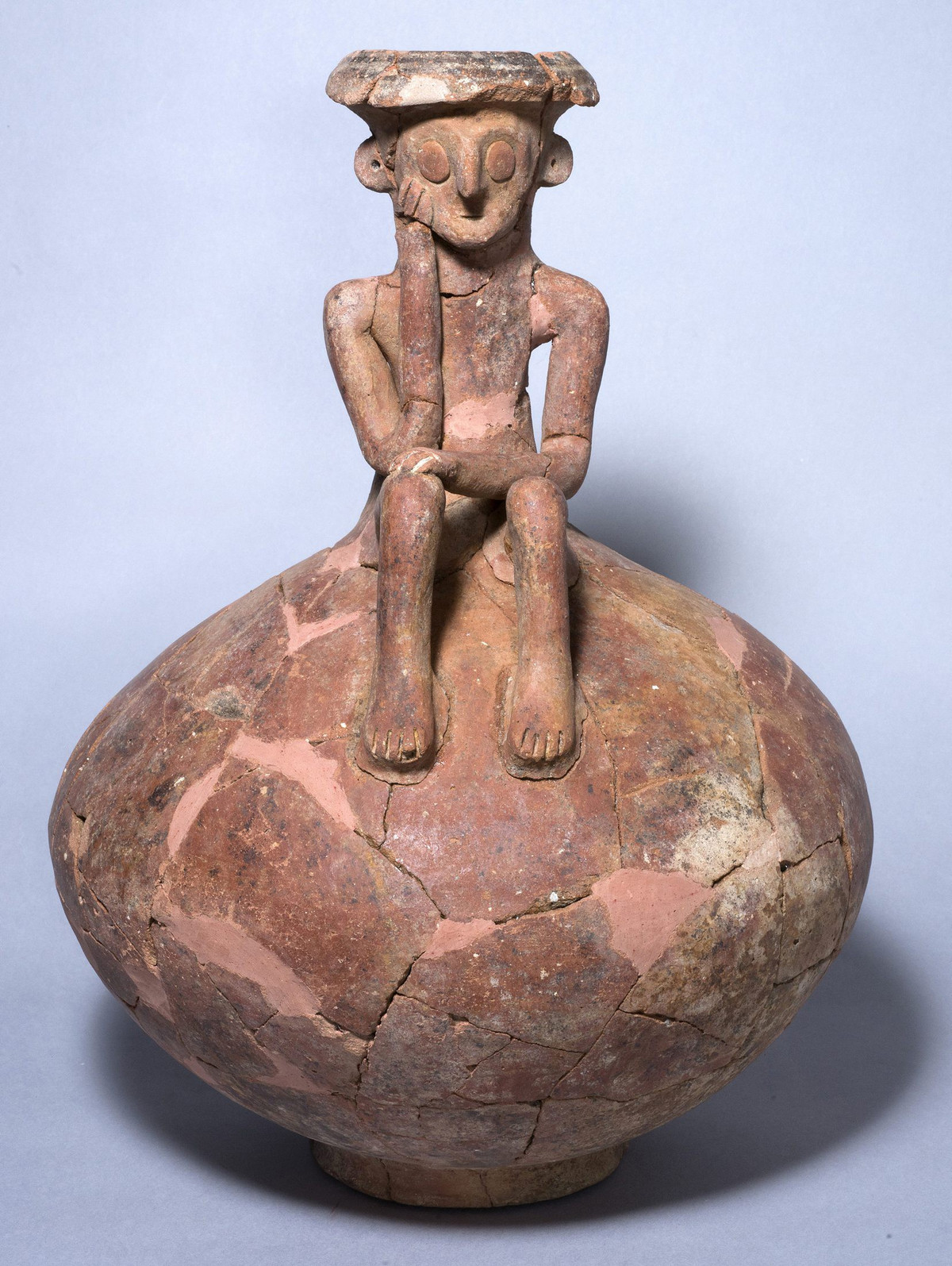 Điều đáng nói trên đỉnh của chiếc bình gốm có một bức tượng nhỏ trong tư thế suy tư, làm gợi nhớ đến tác phẩm "Người suy tư" của tác giả Rodin. Ảnh: @Cơ quan Cổ Vật Israel.