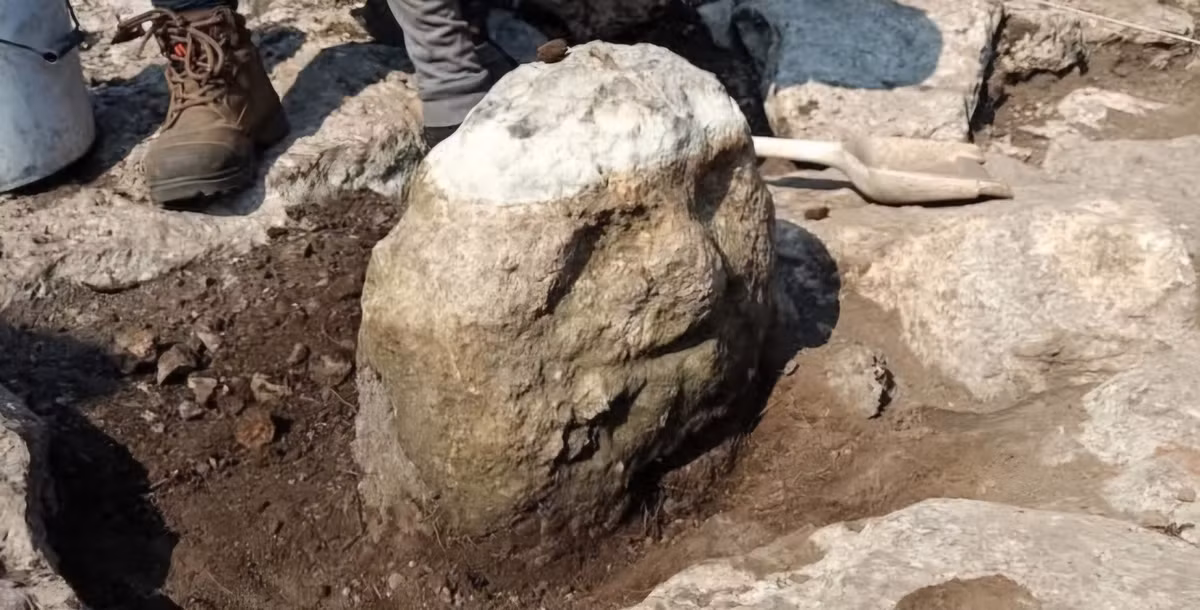 Bức chạm khắc này ước tính có niên đại từ thời kỳ Tiền cổ điển của người Maya (năm 2.500 Trước Công Nguyên- đến năm 200 Sau Công nguyên) tại cộng đồng nhỏ Sierra Papacal, gần thủ phủ Mérida của Yucatán. Ảnh: @Viện Nhân chủng và Lịch sử Quốc gia Mexico.