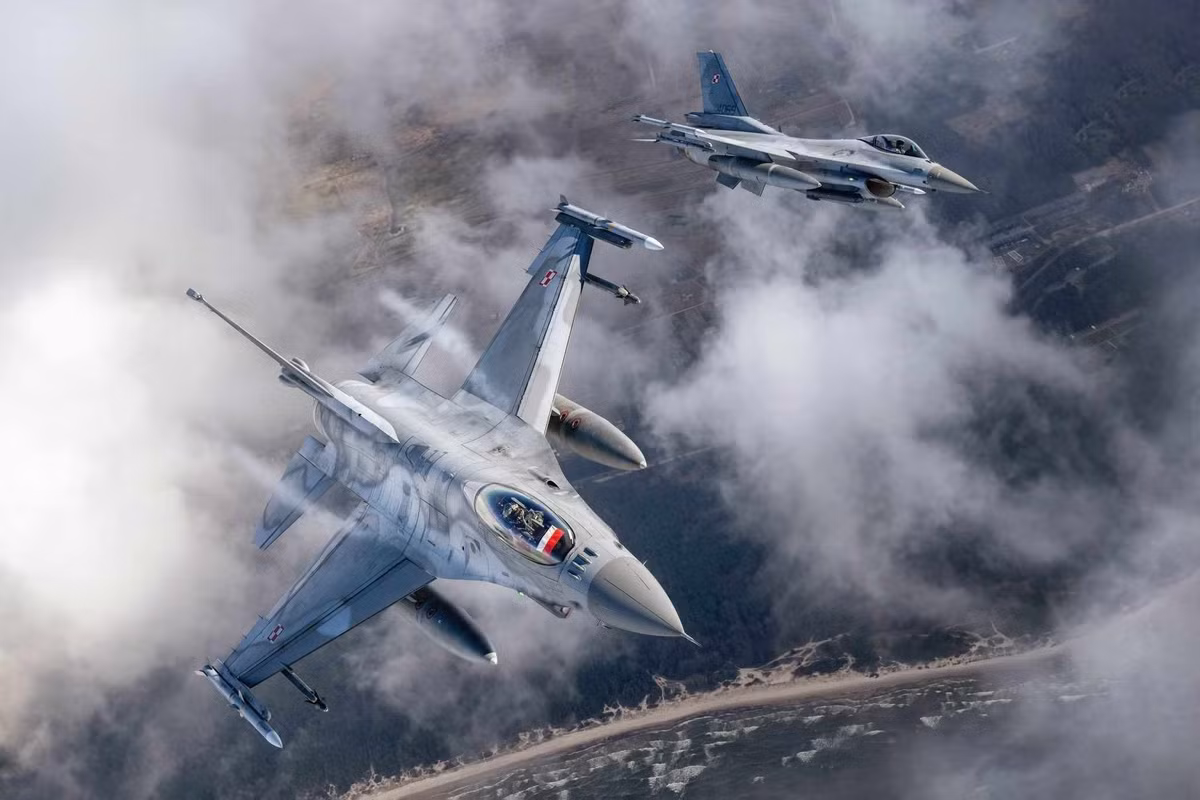 Quân đội NATO đã triển khai lực lượng dự phòng và giám sát chặt chẽ các hoạt động trên không. Hệ thống radar được kích hoạt tối đa, cho phép phát hiện UAV và tên lửa tấn công ở tầm xa, đồng thời điều phối các phi đội chiến đấu để ngăn chặn kịp thời.