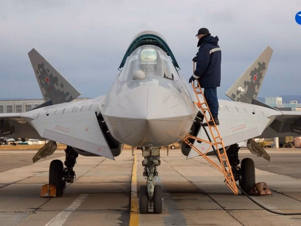 Bài học rút ra từ Chiến dịch Sindoor hồi tháng 5 đã cho IAF thấy rõ: cần những chiến đấu cơ có tầm bắn xa, khả năng thâm nhập sâu và tỷ lệ sống sót cao. Rafale và Su‑30MKI hiện tại rất hạn chế về tải trọng vũ khí và khả năng tấn công nhanh, khiến Ấn Độ phải tìm kiếm giải pháp mạnh mẽ hơn.