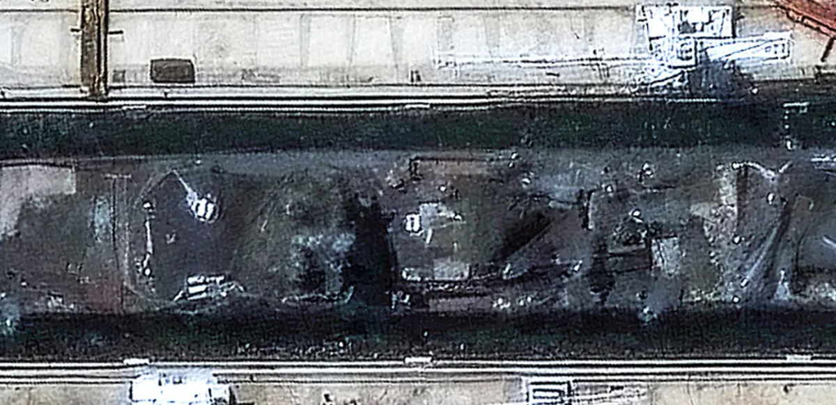 Một số khu vực của con tàu bị ngập trong nước biển, điều này sẽ ảnh hưởng lớn đến bất kỳ máy móc và thiết bị điện tử nào có ở những khu vực đó. Tất cả những điều này sẽ mất rất thời gian để khắc phục, và chúng ta vẫn chưa biết tình trạng của thân tàu ra sao, mặc dù con tàu đã thực hiện chuyến đi dài 80 km đến nơi sửa chữa hiện tại. Ảnh: @Maxar Technologies.