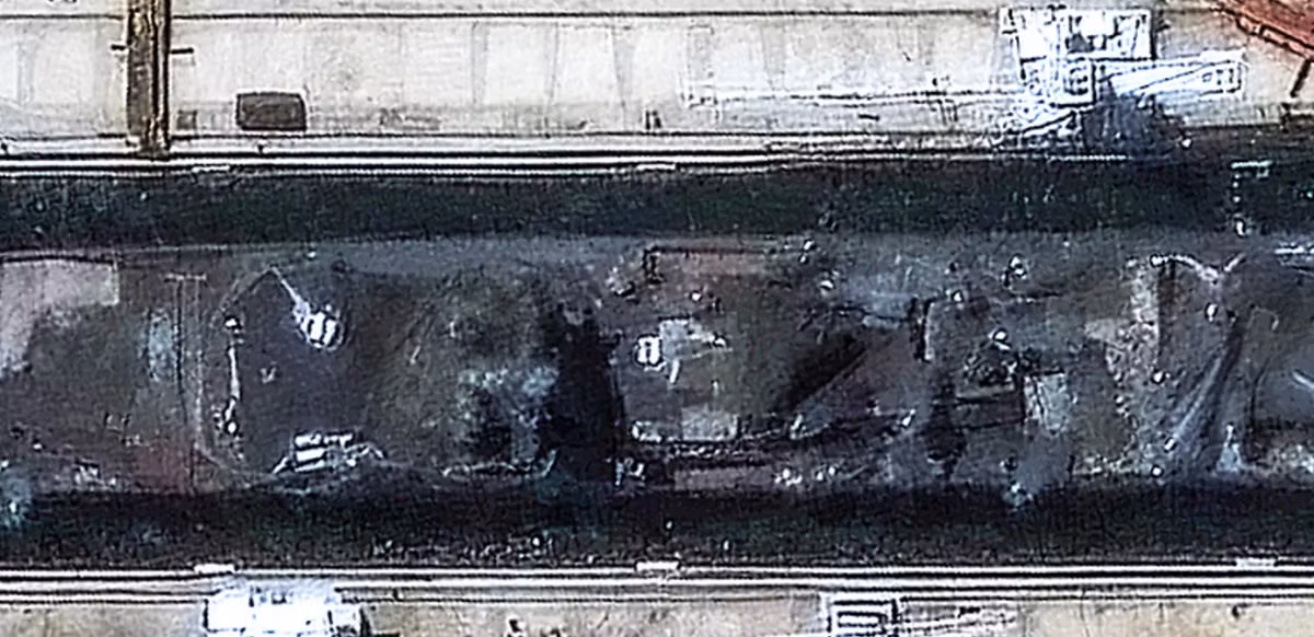 Một số khu vực của con tàu bị ngập trong nước biển, điều này sẽ ảnh hưởng lớn đến bất kỳ máy móc và thiết bị điện tử nào có ở những khu vực đó. Tất cả những điều này sẽ mất rất thời gian để khắc phục, và chúng ta vẫn chưa biết tình trạng của thân tàu ra sao, mặc dù con tàu đã thực hiện chuyến đi dài 80 km đến nơi sửa chữa hiện tại. Ảnh: @Maxar Technologies.