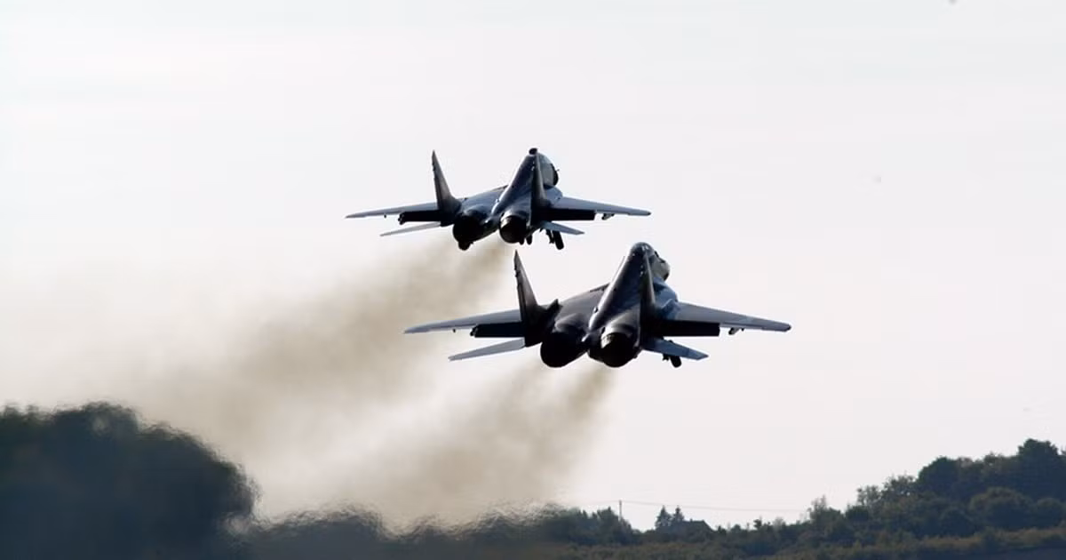 Vụ việc xảy ra trong bối cảnh Ba Lan và các nước NATO ở sườn phía đông duy trì cảnh giác cao trước nguy cơ xâm phạm không phận. Theo thông báo của Bộ Chỉ huy Tác chiến Ba Lan, các tiêm kích trực chiến đã lập tức được lệnh xuất kích, nhanh chóng tiếp cận và chặn mục tiêu khả nghi.