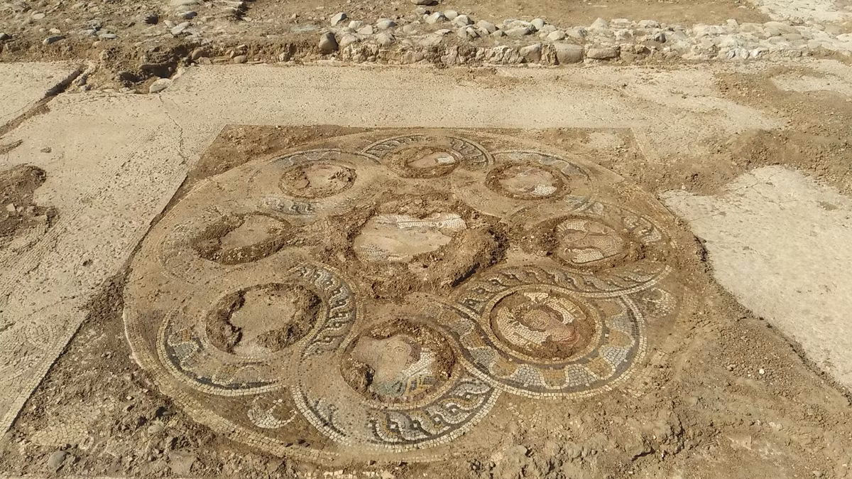 Tại làng Akaki, ngoại ô Nicosia, Síp, các chuyên gia đến từ Cục Cổ vật Marina Ieronymidou bất ngờ tìm thấy một quần thể di tích nghệ thuật cổ xưa độc đáo. Ảnh: @Cục Cổ vật Marina Ieronymidou.