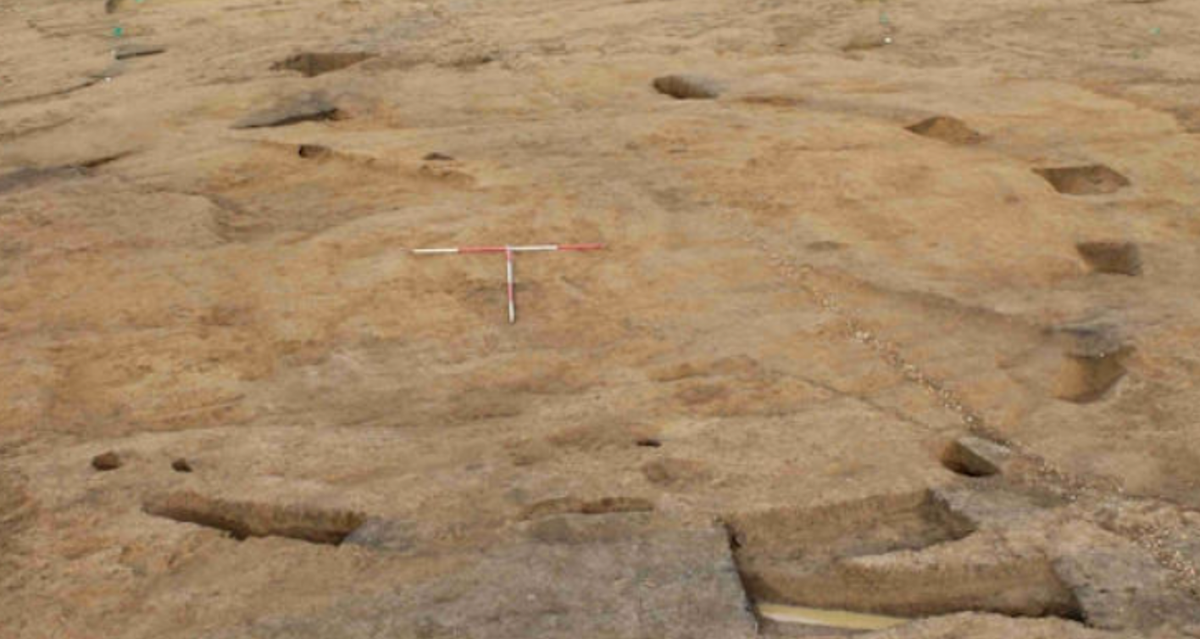 Gần đây, khi đang khai quật tại Địa điểm Field 44, các chuyên gia đến từ Bảo Tàng Quốc Gia Anh bất ngờ tìm thấy một hiện vật cổ độc đáo. Ảnh: @Bảo Tàng Quốc Gia Anh.