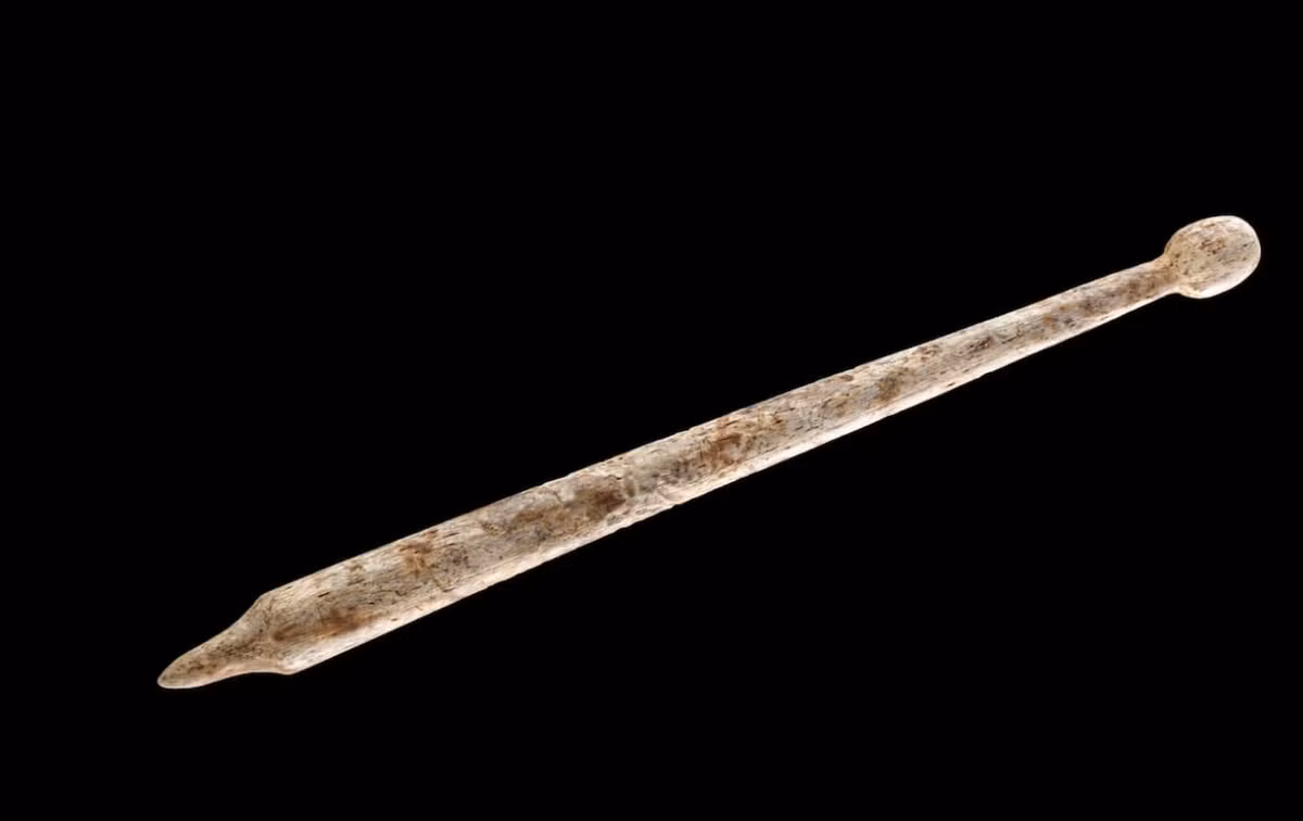 Theo các chuyên gia đến từ Văn phòng Bảo tồn Di tích Nhà nước (LAD), cây bút xương này dùng để viết trên các tấm sáp, đây là một kỹ năng cần thiết và rất phổ biến trong quá trình giao thương với vùng Địa Trung Hải. Ảnh: @Tiến sĩ Günther Wieland.