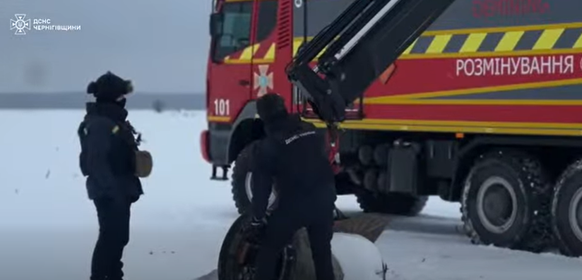 Hơn nữa, người ta biết rằng phần tên lửa được thu hồi rất nguy hiểm và cần được vận chuyển cẩn thận đến địa điểm tiêu hủy. Ảnh: @DEFENSEEXPRESS.