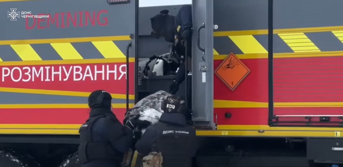 Chiến dịch này huy động sáu chuyên gia công binh lành nghề và hai đơn vị thiết bị chuyên dụng, cho thấy tính chất tốn nhiều nguồn lực của việc xử lý vật liệu nổ, ngay cả khi chỉ là những mảnh vỡ tên lửa. Ảnh: @DEFENSEEXPRESS.