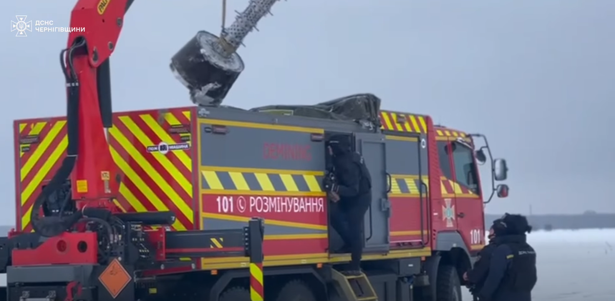 Sau khi được xác định, các mảnh vỡ tên lửa Iskander được bảo quản cẩn thận và di dời theo đúng quy trình an toàn. Ảnh: @DEFENSEEXPRESS.