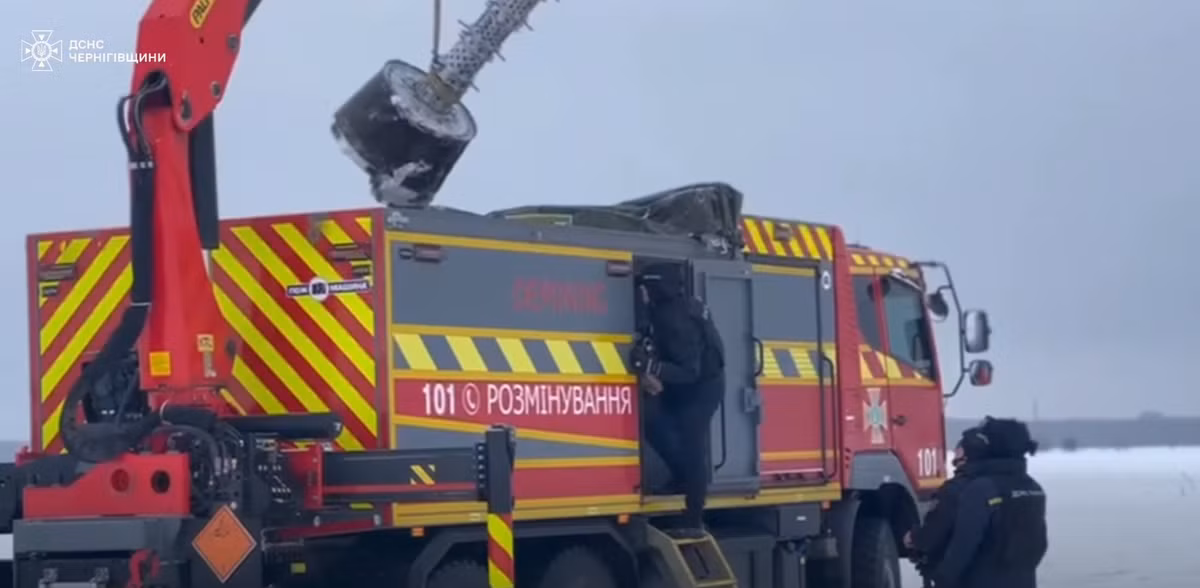 Sau khi được xác định, các mảnh vỡ tên lửa Iskander được bảo quản cẩn thận và di dời theo đúng quy trình an toàn. Ảnh: @DEFENSEEXPRESS.