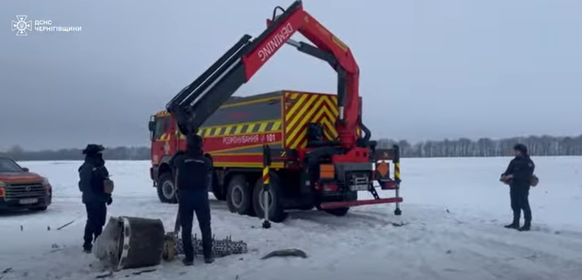 Theo các chuyên gia, mảnh vỡ này là một phần của tên lửa Iskander của Nga, một hệ thống tên lửa đạn đạo tầm ngắn thường được phía Nga sử dụng để tấn công lãnh thổ Ukraine. Ảnh: @DEFENSEEXPRESS.