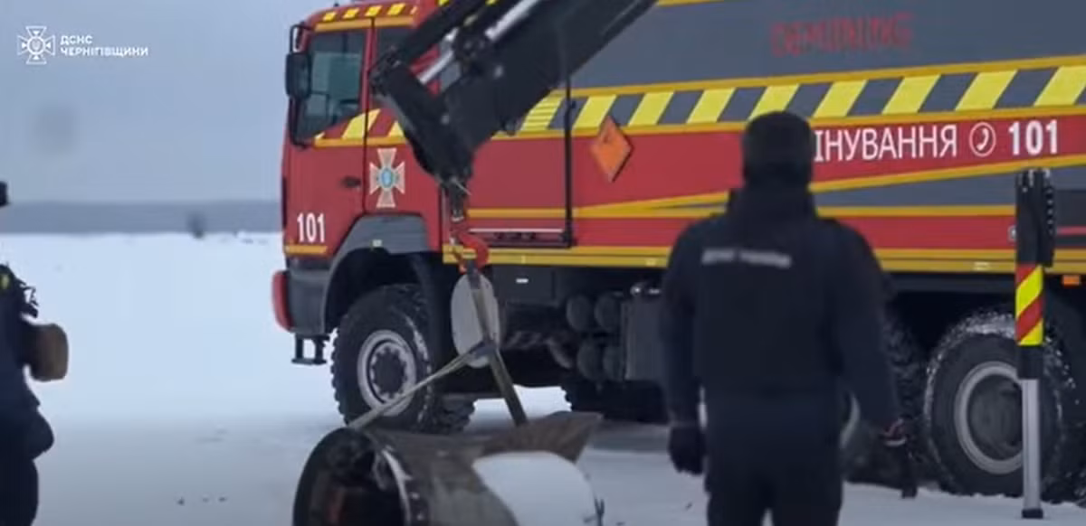 Vì vậy, Lực lượng cứu hộ khẩn cấp Ukraine đã thu hồi các mảnh vỡ của tên lửa Iskander của Nga tại một khu vực trống trải thuộc huyện Chernihiv, cho thấy mối đe dọa tên lửa vẫn thường trực đối với các khu vực xa tiền tuyến. Ảnh: @DEFENSEEXPRESS.