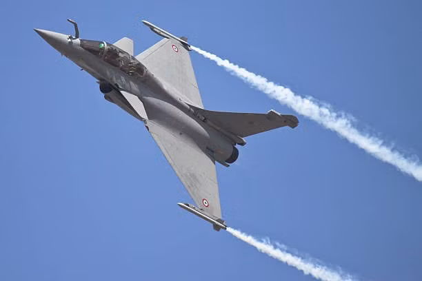 Rafale là máy bay chiến đấu hai động cơ, được trang bị hai động cơ phản lực cánh quạt Snecma M88-2, mỗi động cơ tạo ra lực đẩy 75 kN với bộ đốt sau. Các động cơ này được bố trí gần nhau ở phía sau thân máy bay, một lựa chọn thiết kế giúp giảm thiểu lực cản và giúp tăng cường hiệu suất. Trong bức ảnh, phần sau của xác máy bay cho thấy hai hình trụ, mặc dù chúng bị vỡ vụn và cháy xém, nhưng cho thấy cấu hình động cơ kép phù hợp với thiết kế của Rafale. Ảnh: @Wikipedia.