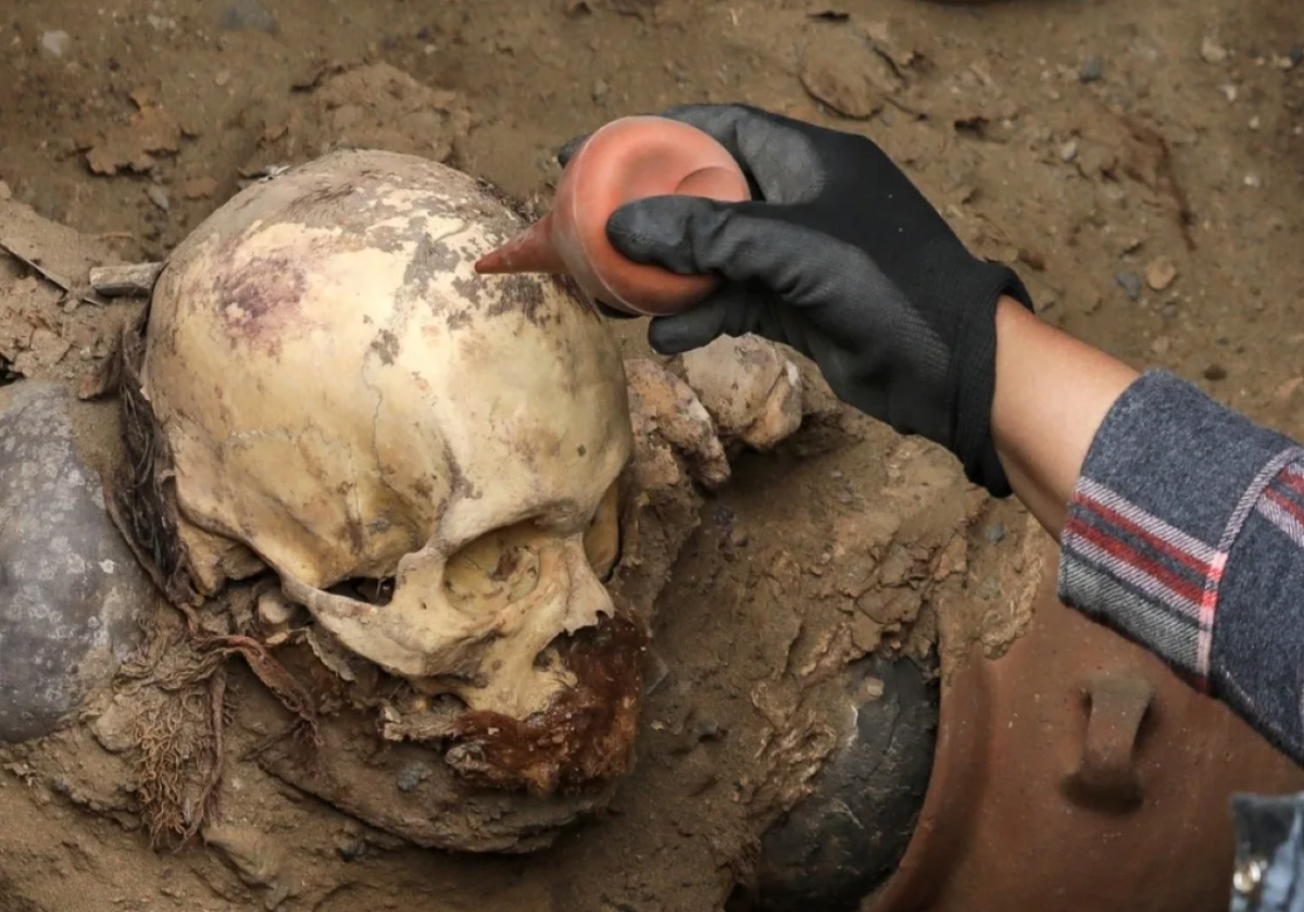 Các nhà khảo cổ học xác định tư thế chôn cất này phù hợp với truyền thống mai táng thời tiền Columbus. Ảnh: @ GB News.