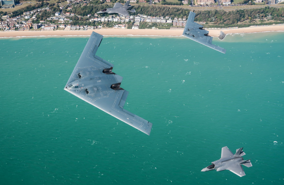 Một số báo cáo chưa được xác minh cho rằng, có 2 nhóm máy bay B-2, mỗi nhóm có 3 chiếc. Dữ liệu theo dõi chuyến bay cho thấy, 4 chiếc máy bay tiếp nhiên liệu trên không được giao nhiệm vụ hỗ trợ cho từng nhóm B-2, sau khi các oanh tạc cơ B-2 cất cánh từ căn cứ Whiteman. Ảnh: @ USA Today.