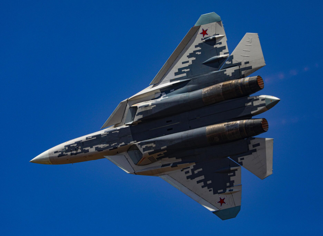 Các nguồn tin của Nga khẳng định, khả năng tàng hình của Su-57E được tăng cường nhờ vật liệu chuyên dụng có thể né radar cực tốt, mặc dù một số chuyên gia quân sự quốc tế chỉ trích cho rằng, các vòi phun động cơ và thiết kế khung máy không có khả năng tàng hình tốt so với các phương tiện đối thủ của phương Tây hoặc thậm chí là của Trung Quốc. Ảnh: @Army Recognition.