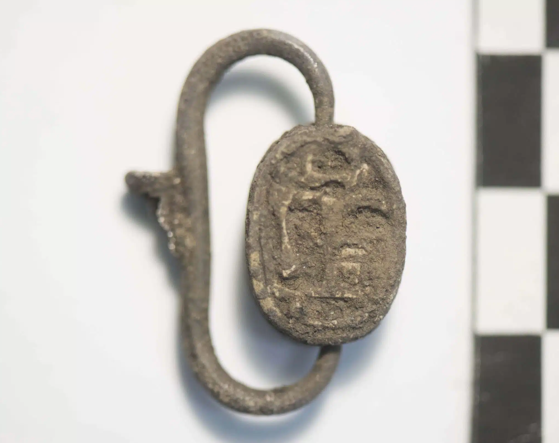 Đó là một con dấu hình bọ hung cổ của người Phoenicia được chạm khắc từ đá steatit. Ảnh: @ Cục Giám sát Khảo cổ học, Mỹ thuật và Cảnh quan Cagliari.