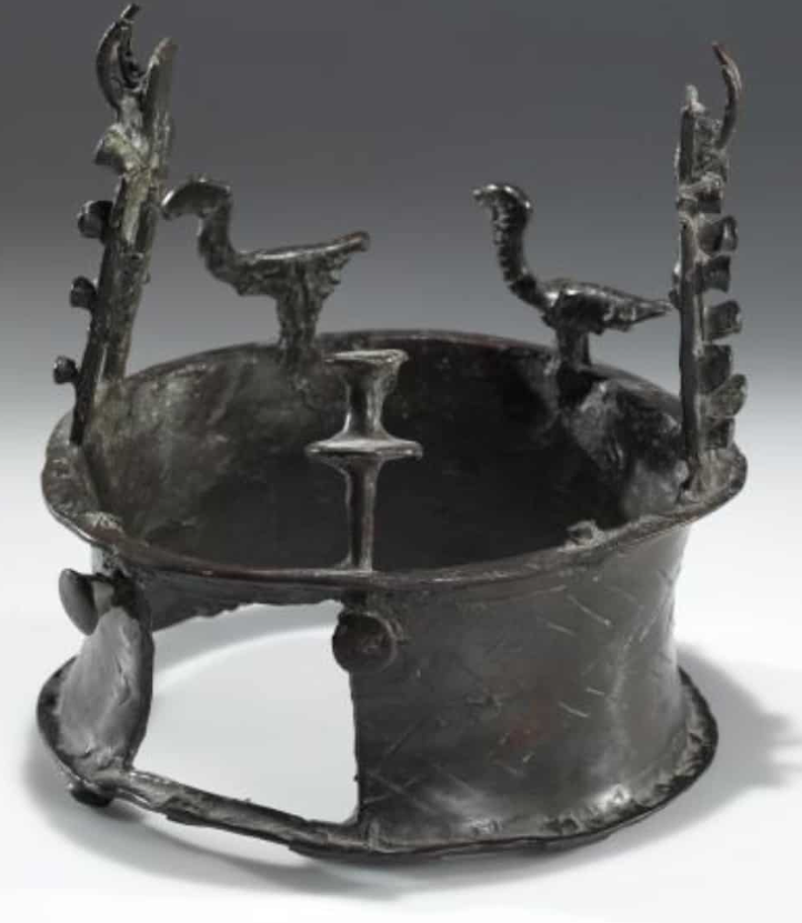 Được chôn sâu trong một hang động, chiếc vương miện và các hiện vật đi kèm đã được giấu kín một cách có chủ đích, được bảo quản trong các tấm vải lanh và giấu kín khỏi tầm nhìn trong hàng thiên niên kỷ. Ảnh: @Hanay / Wikimedia Commons.