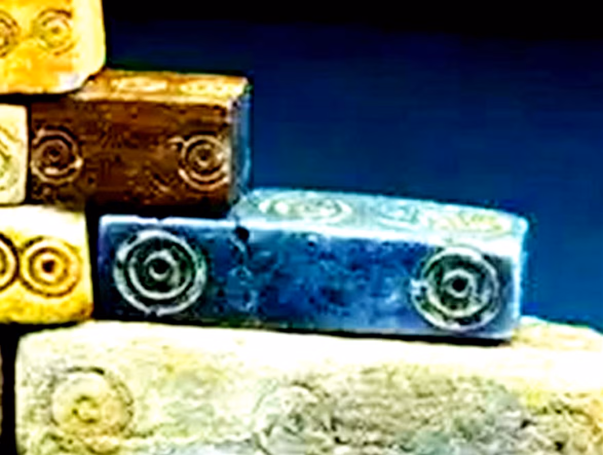 Được làm từ ngà voi, đất nung, xương và đá, hầu hết các con xúc xắc được tìm thấy đều có hình khối hoặc hình hộp chữ nhật. Trên các mặt có khắc các hình tròn đồng tâm. Ảnh: @Ananya Chakraborty và Abhijit S Ambekar.