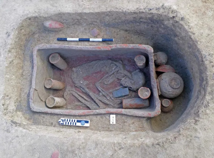 Bên trong quan tài, người ta phát hiện những bộ hài cốt được bảo quản tốt và những mảnh vải lụa. Ảnh: @Đại học tỉnh Hà Bắc.