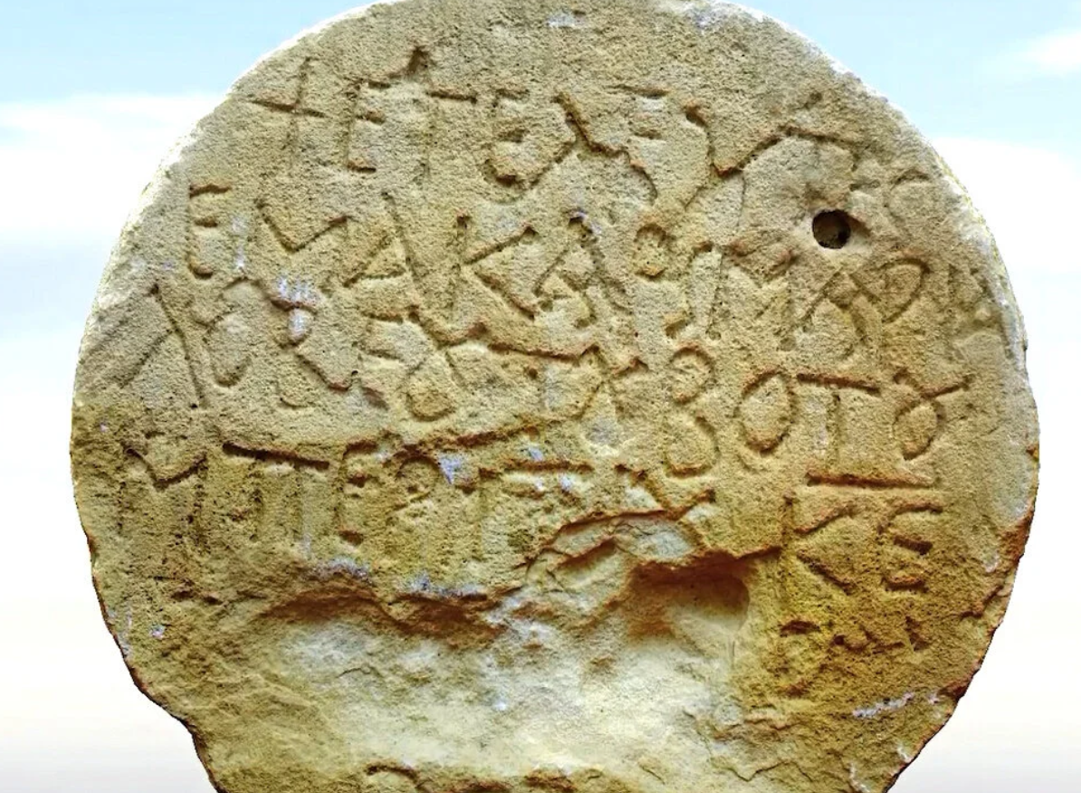 Phát hiện này mang lại một sự phấn khích đáng kể, khi một dòng chữ khắc chưa được biết đến, sử dụng chữ viết có liên quan đến tiếng Hy Lạp cổ mà trước giờ chưa được giải mã hoàn toàn. Ảnh: @Viện Hàn lâm Khoa học Quốc gia Tajikistan.