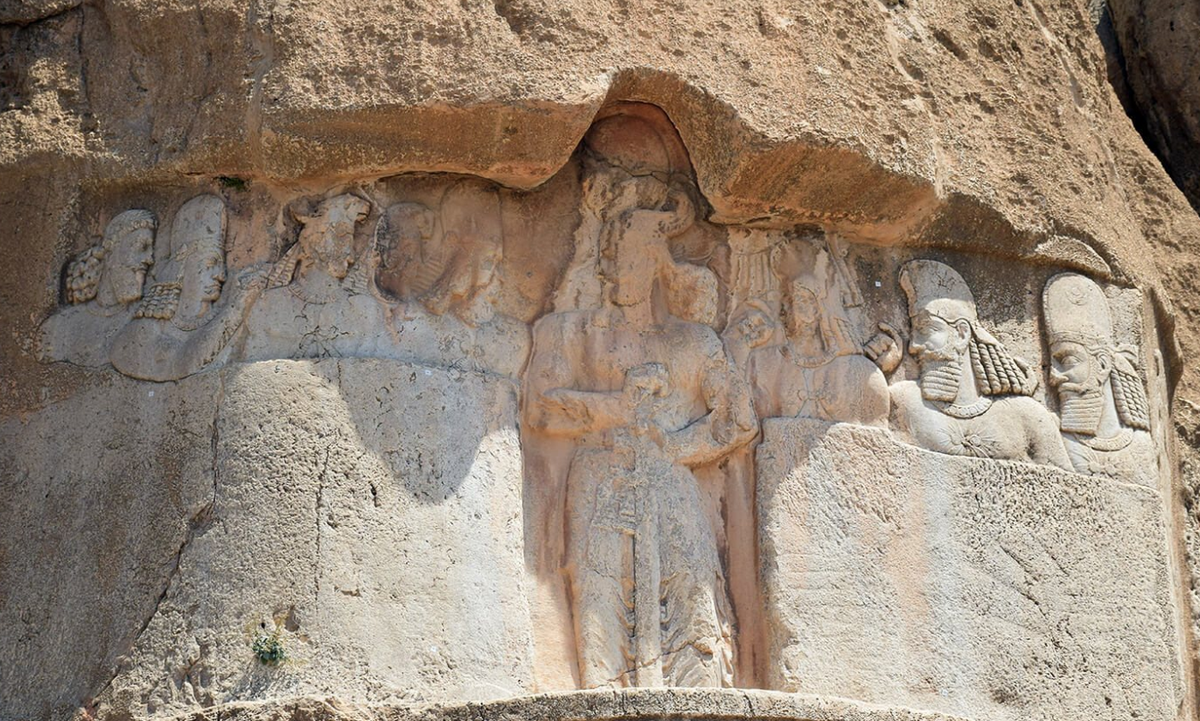 Trên sườn đồi gần khu vực lăng mộ này, các chuyên gia đến từ Cơ quan Cổ Vật Iran bất ngờ tìm thấy di tích cổ xưa kỳ lạ. Ảnh: @Cơ Quan Cổ Vật Iran.