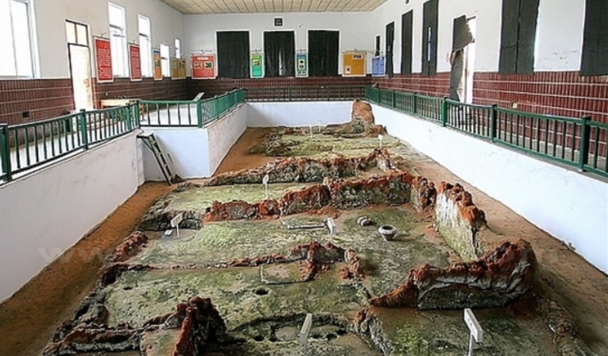 Được phát hiện vào năm 1964, khu di tích Dahecun diện tích 530.000 mét vuông là một khu định cư cổ đại lớn bao gồm bốn nền văn hóa khảo cổ: Yangshao (có niên đại từ 7.000 năm trước), Longshan (có niên đại từ 4.500 năm trước), triều đại nhà Hạ (khoảng thế kỷ 21-16 Trước Công Nguyên) và nhà Thương. Ảnh: @China Daily.