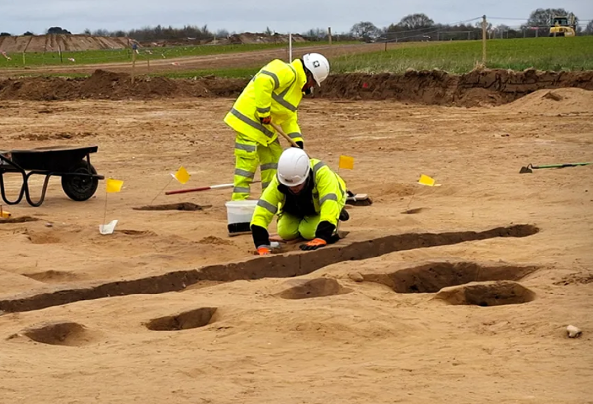 Wessex Archaeology thông báo rõ, nhóm nghiên cứu của họ đã phát hiện một khu định cư cổ chưa từng được biết đến trước đây gần Friston, một ngôi làng hiện đại ở East Suffolk, nước Anh. Ảnh: @Wessex Archaeology.