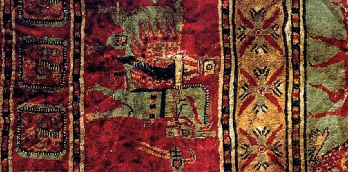 Tấm thảm kể câu chuyện về người Scythia, một dân tộc du mục nổi tiếng với kỹ năng cưỡi ngựa, từng cai trị các vùng đất trải dài từ Đông Âu đến Tây Á. Tuy nhiên, nguồn gốc chính xác của nó vẫn còn chưa chắc chắn, gây ra nhiều tranh luận giữa các nhà sử học. Ảnh: @archaeologyart.