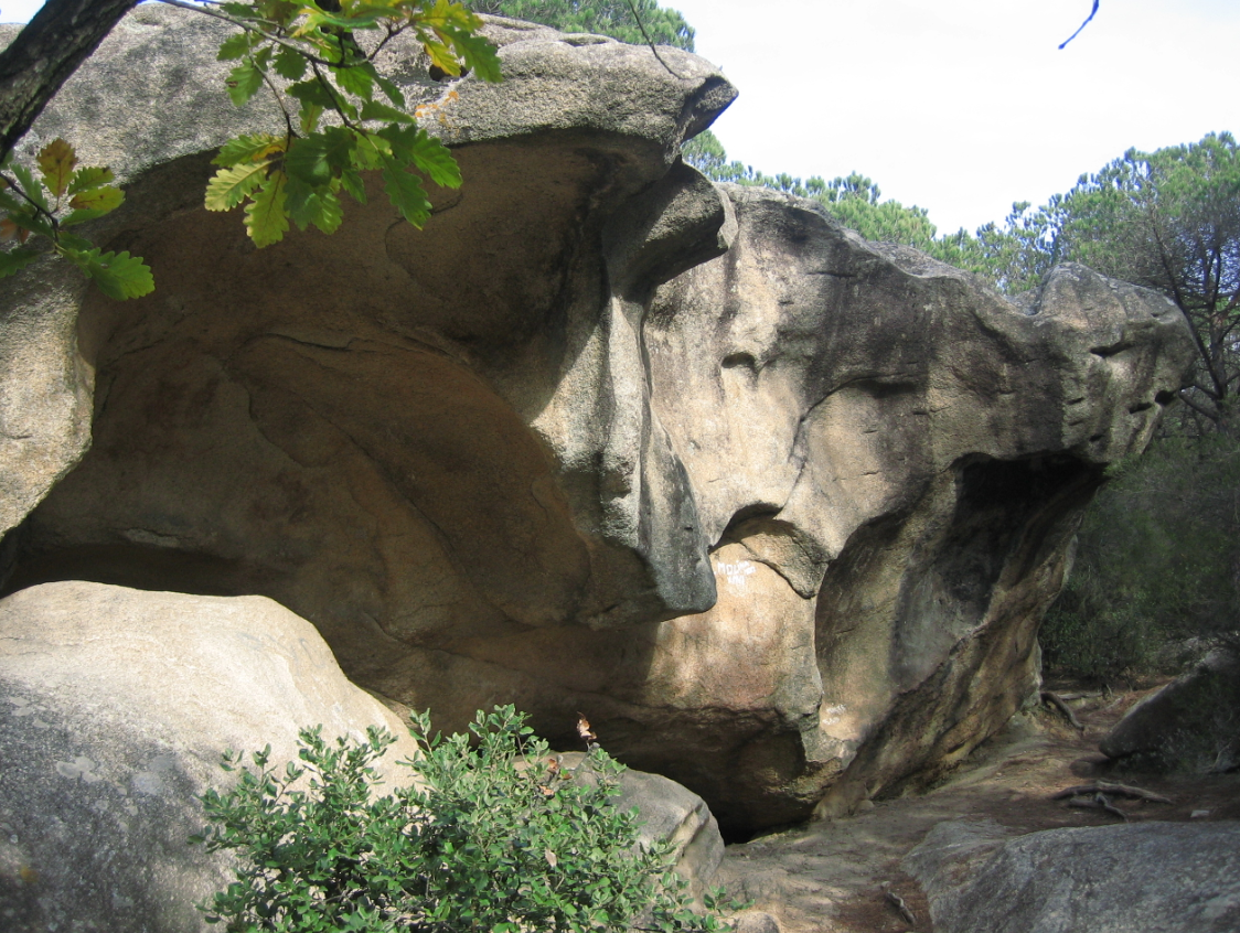 Tại hang động Roc de les Orenetes, một khu chôn cất tập thể trên cao nguyên thuộc dãy núi Pyrenees Catalan (đông bắc Tây Ban Nha), nằm ở độ cao hơn 1.800 mét so với mực nước biển, các chuyên gia đến từ Viện Cổ sinh thái học con người và tiến hóa xã hội Catalan bất ngờ tìm thấy một vật thể kỳ dị. Ảnh: @Viện Cổ sinh thái học con người và tiến hóa xã hội Catalan.