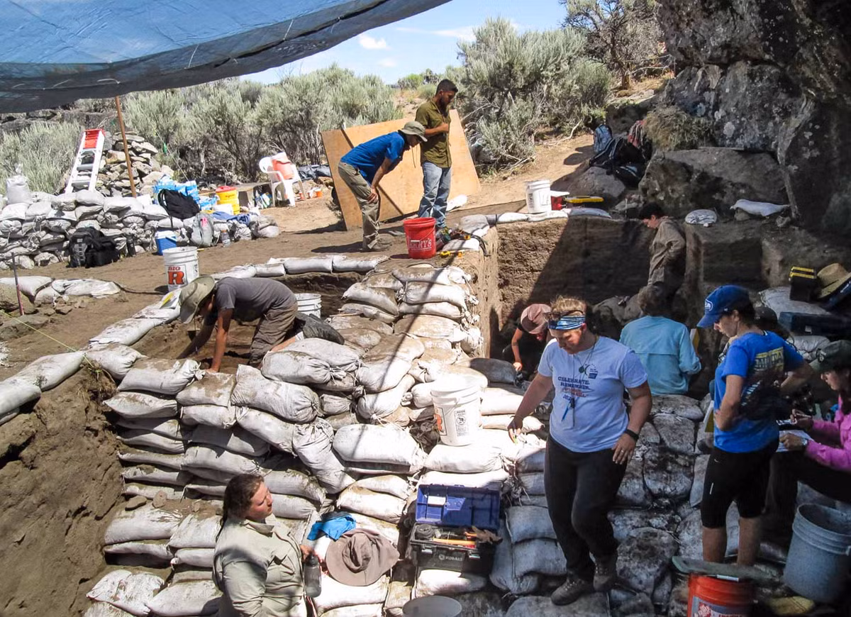 Hang đá này có tên gọi là Rimrock Draw. Ảnh: @Đại học Oregon.