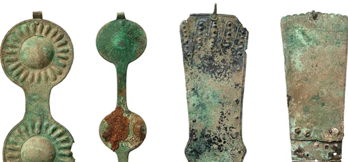 Đây được xác định là những vật phẩm cúng tế, với độ phong phú và được bảo quản chưa từng có trong một hố tròn nông. Số lượng hiện vật thu hồi được rất lớn. Đây được cho là các di vật dùng trong nghi lễ Sarmatian 2.300 năm tuổi. Ảnh: @Viện Hàn lâm Khoa học Nga.