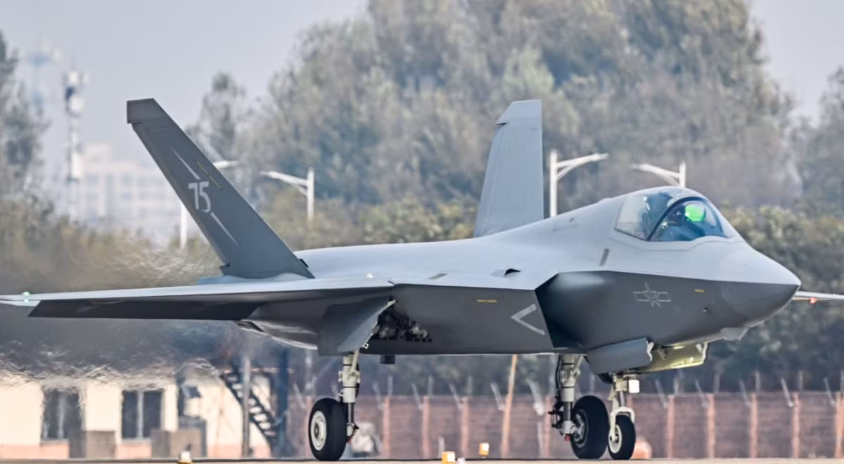 Việc lựa chọn động cơ cho J-35 là một yếu tố quan trọng. WS-13E, phiên bản nâng cấp của động cơ ban đầu của FC-31, cung cấp lực đẩy tốt hơn so với các động cơ máy bay Trung Quốc trước đó, nhưng lại chậm hơn so với các đối thủ động cơ phương Tây như F135 được sử dụng trong F-35. Ảnh: @ 19FortyFive.