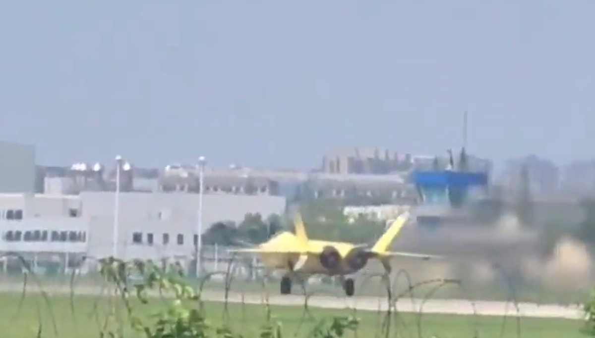 Chiếc máy bay được giới thiệu đã hoàn thành một chương trình thử nghiệm bay quy mô lớn và huấn luyện phi công được tiến hành tại năm địa điểm khác nhau. Ảnh: @Tập đoàn Công nghiệp Máy bay Thành Đô của Trung Quốc.