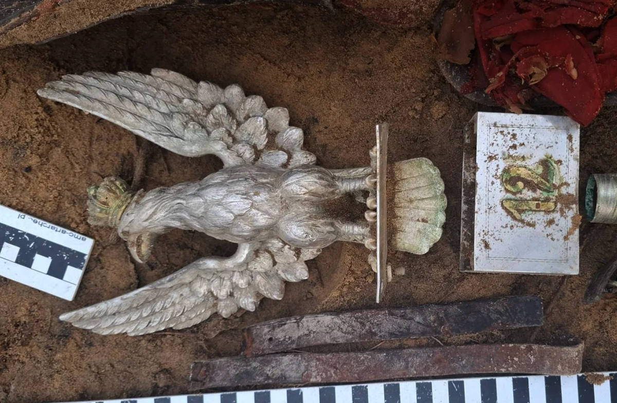 Biểu tượng đại bàng này đại diện cho Trung đoàn Pháo binh hạng nhẹ số 12 (còn được gọi là Sư đoàn Cơ giới số 12), một đơn vị thuộc Sư đoàn Bộ binh số 12 từ Tarnopol của Ba Lan. Ảnh: @Nhóm Bảo vệ Di tích Pháo đài.