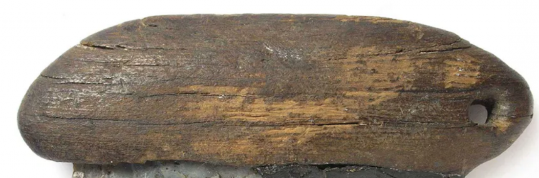 Chỉ dài 7,3 cm, nó trông giống như một con dao quân đội Thụy Sĩ thời tiền sử thu nhỏ. Ảnh: @Bảo tàng Khảo cổ học Bang Baden-Württemberg.