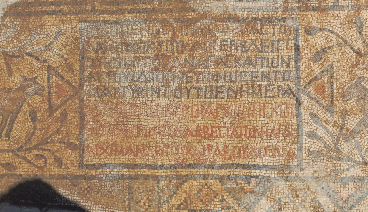 Các dòng chữ khắc bao gồm tên và chức danh của các quan chức tôn giáo đã tài trợ cho việc xây dựng tòa nhà này. Tấm bia khắc đề cập đến Giám mục Kyros của vùng Elyas, và Rabulus, người giữ chức phó tế. Ảnh: @Bảo Tàng Quốc Gia Thổ Nhĩ Kỳ.