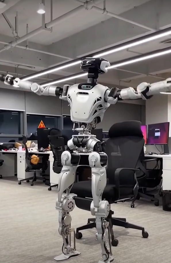 Trong video, ở bối cảnh văn phòng, đứng trước bàn làm việc, robot CL-3 nhanh chóng thực hiện một loạt các chuyển động giống như con người như giơ tay lên cao rồi duỗi thẳng ngang vai. Ảnh: @LimX Dynamics/Youtube.