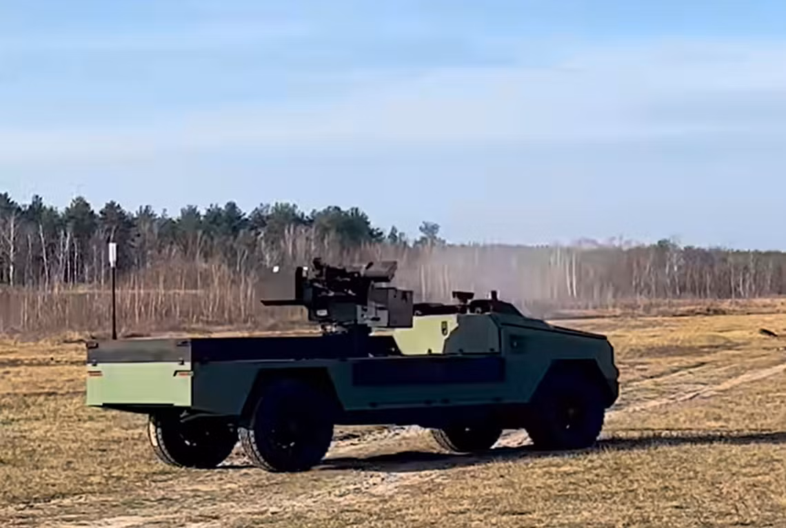 Tùy thuộc vào loại mục tiêu, tầm bắn hiệu quả của hệ thống laser này trên Xe robot mặt đất không người lái Protector lớn nhất của Ukraine là 3–5 km để phá hủy mục tiêu, và lên đến 10 km để làm mù mục tiêu bằng ánh sáng laser. Ảnh: @Ukrainian Armor.