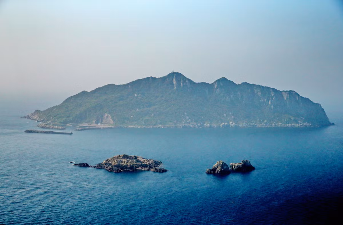 Khi tiến hành khai quật bên dưới một tảng đá ở Okinoshima, một hòn đảo linh thiêng nằm ngoài khơi bờ biển Munakata, Fukuoka, Nhật Bản, các chuyên gia đến từ Cơ quan Văn hóa Nhật Bản bất ngờ tìm thấy một hiện vật cổ xưa kỳ lạ. Ảnh: @ Japan National Tourism Organization.