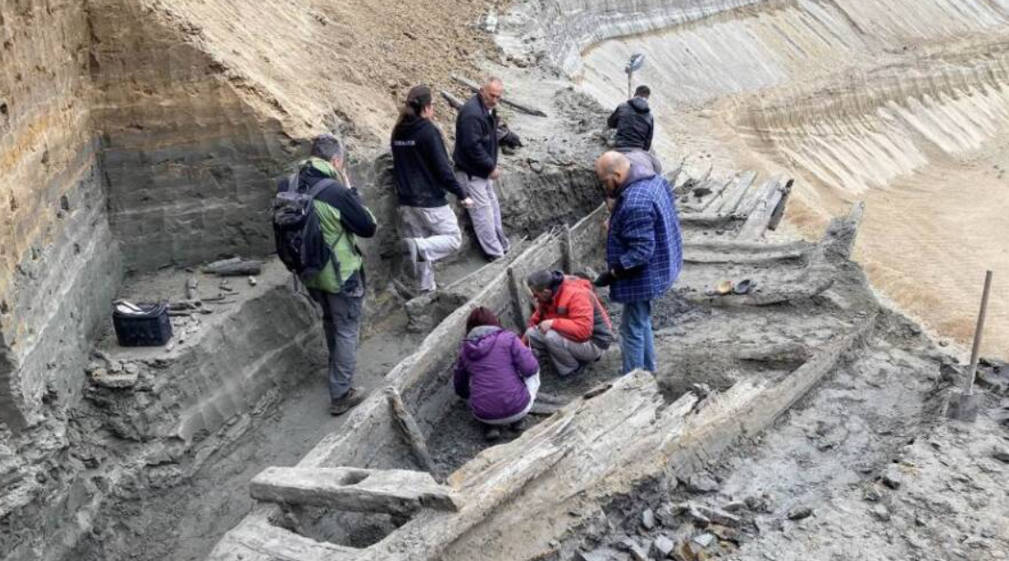 Xác con thuyền chiến bị chôn vùi dưới lớp bùn và đất sét dày 7 mét, nhờ đó nó được bảo quản cực kỳ tốt trong nhiều thế kỷ. Ảnh: @Uryadovir Courier.