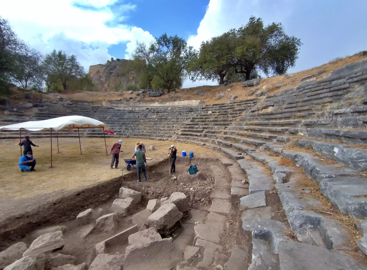 Khi tiến hành khai quật tại tàn tích nhà hát cổ của thành phố cổ Kastabala này, các chuyên gia từ Bộ Văn hóa và Du lịch Thổ Nhĩ Kỳ tìm thấy di tích cổ kỳ lạ. Ảnh: @Bộ Văn hóa và Du lịch Thổ Nhĩ Kỳ.