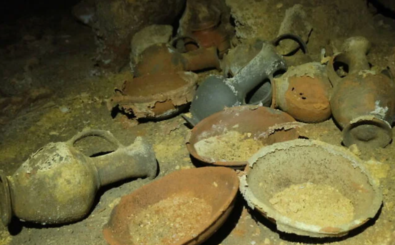 Kết quả khai quật cho thấy, hang đá đục đẽo cổ xưa này chứa một số đồ gốm còn nguyên vẹn, và đồ tạo tác bằng đồng để phục vụ nghi lễ tôn thờ người đã khuất ở thế giới bên kia. Ảnh: @Cơ quan Cổ vật Israel.